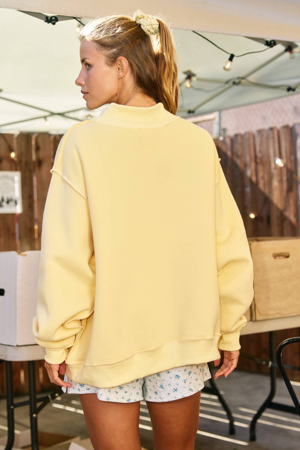 'DILLY DALLY' Mockneck Sweatshirt Yellow