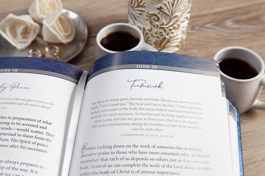 Daily Strength for Couples (Daily Devotional)