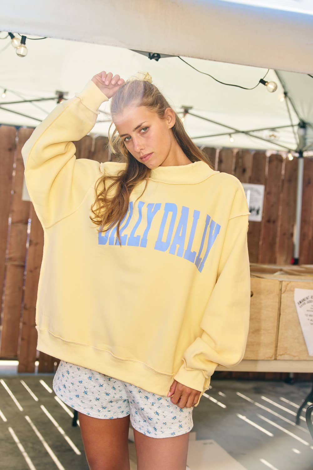 'DILLY DALLY' Mockneck Sweatshirt Yellow