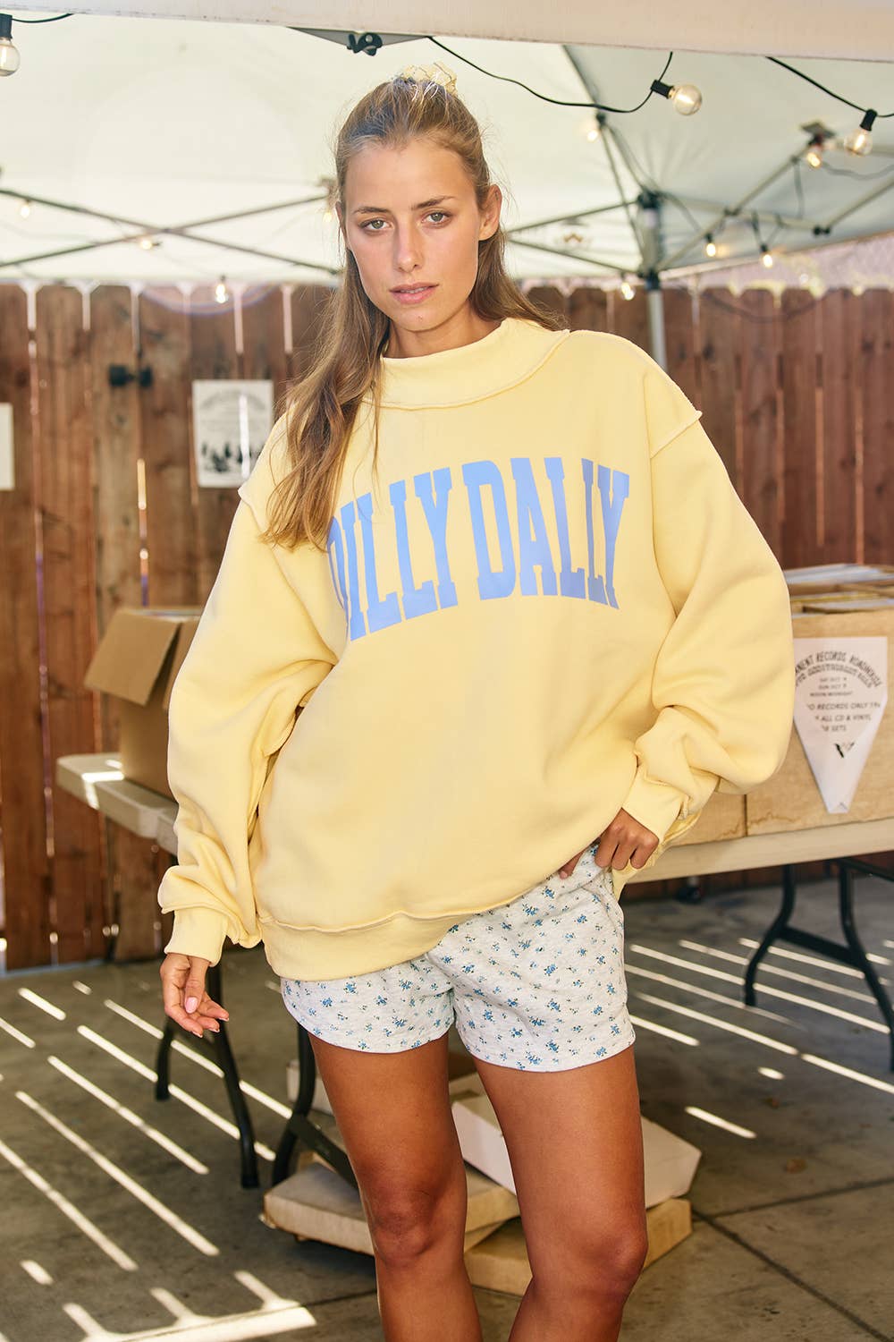 'DILLY DALLY' Mockneck Sweatshirt Yellow
